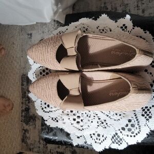 Skechers memory foam shoes size 11 Beige and Pink animal print